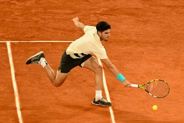 Roland Garros 2025: Men s singles semi-final between Carlos Alcaraz (ESP) and Lorenzo Musetti on Philippe Chatrier court during the Grand Slam tennis tournament, on June 6, 2025, at Roland-Garros stadium in Paris, France. - 06 06 2025 - France Ile-de-France (region) Paris -  JulienxMattiax xLexPictorium LePictorium_0310127