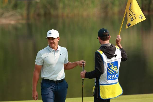 RBC Canadian Open CALEDON, ONTARIO-JUNE 6 Cameron Champ of the United States hands his putter to his caddie on the 18th green during the second round of the RBC Canadian Open at TPC Toronto at Osprey Valley in Caledon, Ontario, Canada on Friday, June 6, 2025. Caledon Ontario United States  Copyright: xJorgexLemusx originalFilename:lemus-rbccanad250606_nplfK.jpg