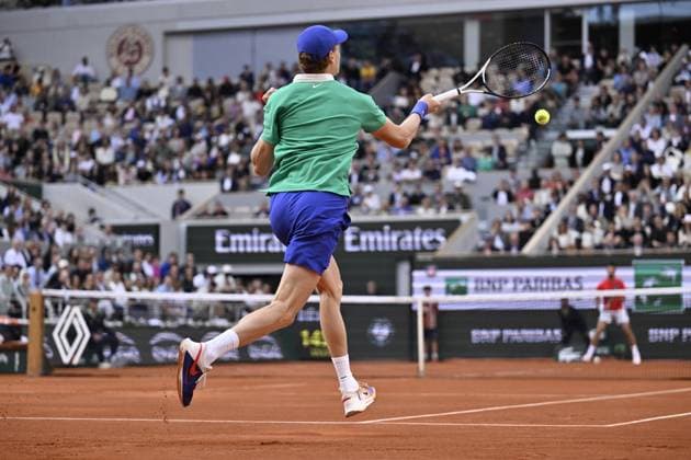 2025 Roland-Garros - Day 13 PARIS, FRANCE - JUNE 6: Italy s Jannik Sinner in action against Serbia s Novak Djokovic (not seen) during their men s singles semi-final match on day 13 of the French Open tennis tournament on Court Philippe-Chatrier at the Roland-Garros Complex in Paris on June 6, 2025. Burak Akbulut Anadolu Paris France. Editorial use only. Please get in touch for any other usage.  Copyright: x2025xAnadoluxBurakxAkbulutx