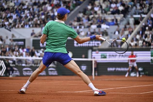 2025 Roland-Garros - Day 13 PARIS, FRANCE - JUNE 6: Italy s Jannik Sinner in action against Serbia s Novak Djokovic (not seen) during their men s singles semi-final match on day 13 of the French Open tennis tournament on Court Philippe-Chatrier at the Roland-Garros Complex in Paris on June 6, 2025. Burak Akbulut Anadolu Paris France. Editorial use only. Please get in touch for any other usage.  Copyright: x2025xAnadoluxBurakxAkbulutx