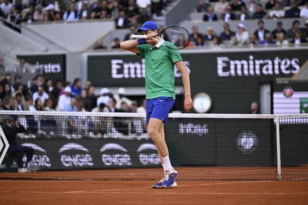2025 Roland-Garros - Day 13 PARIS, FRANCE - JUNE 6: Italy s Jannik Sinner in action against Serbia s Novak Djokovic (not seen) during their men s singles semi-final match on day 13 of the French Open tennis tournament on Court Philippe-Chatrier at the Roland-Garros Complex in Paris on June 6, 2025. Burak Akbulut Anadolu Paris France. Editorial use only. Please get in touch for any other usage.  Copyright: x2025xAnadoluxBurakxAkbulutx