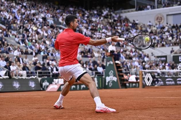 2025 Roland-Garros - Day 13 PARIS, FRANCE - JUNE 6: Serbia s Novak Djokovic in action agains Italy s Jannik Sinner (not seen) tduring their men s singles semi-final match on day 13 of the French Open tennis tournament on Court Philippe-Chatrier at the Roland-Garros Complex in Paris on June 6, 2025. Burak Akbulut Anadolu Paris France. Editorial use only. Please get in touch for any other usage.  Copyright: x2025xAnadoluxBurakxAkbulutx