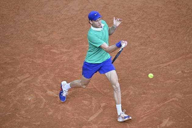 2025 Roland-Garros - Day 13 PARIS, FRANCE - JUNE 6: Jannik Sinner of Italy in action against Novak Djokovic (not seen) of Serbia during men s singles semi-final match on day 13 of the French Open tennis tournament on Court Philippe-Chatrier at the Roland-Garros Complex in Paris, France on June 6, 2025. Burak Akbulut Anadolu Paris France. Editorial use only. Please get in touch for any other usage.  Copyright: x2025xAnadoluxBurakxAkbulutx