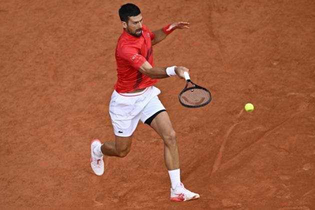 2025 Roland-Garros - Day 13 PARIS, FRANCE - JUNE 6: Novak Djokovic of Serbia in action against Jannik Sinner (not seen) of Italy during men s singles semi-final match on day 13 of the French Open tennis tournament on Court Philippe-Chatrier at the Roland-Garros Complex in Paris, France on June 6, 2025. Burak Akbulut Anadolu Paris France. Editorial use only. Please get in touch for any other usage.  Copyright: x2025xAnadoluxBurakxAkbulutx