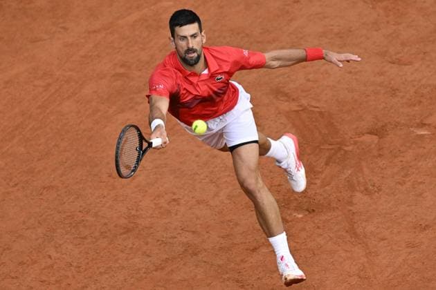 2025 Roland-Garros - Day 13 PARIS, FRANCE - JUNE 6: Novak Djokovic of Serbia in action against Jannik Sinner (not seen) of Italy during men s singles semi-final match on day 13 of the French Open tennis tournament on Court Philippe-Chatrier at the Roland-Garros Complex in Paris, France on June 6, 2025. Burak Akbulut Anadolu Paris France. Editorial use only. Please get in touch for any other usage.  Copyright: x2025xAnadoluxBurakxAkbulutx