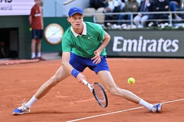 2025 Roland-Garros - Day 13 PARIS, FRANCE - JUNE 6: Jannik Sinner of Italy in action against Novak Djokovic (not seen) of Serbia during men s singles semi-final match on day 13 of the French Open tennis tournament on Court Philippe-Chatrier at the Roland-Garros Complex in Paris, France on June 6, 2025. Mustafa Yalcin Anadolu Paris France. Editorial use only. Please get in touch for any other usage.  Copyright: x2025xAnadoluxMustafaxYalcinx