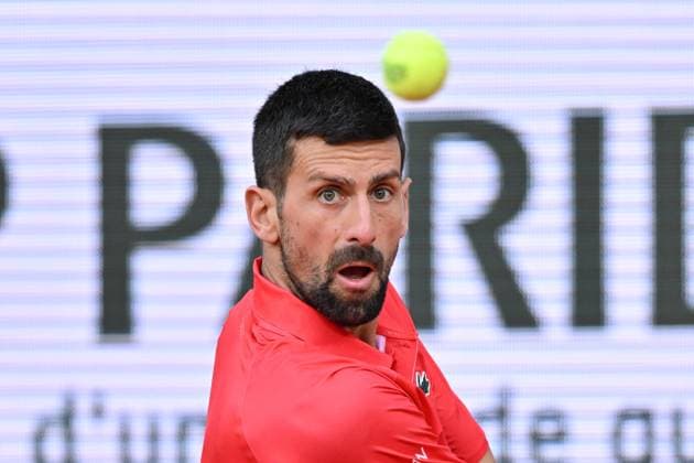 2025 Roland-Garros - Day 13 PARIS, FRANCE - JUNE 6: Novak Djokovic of Serbia in action against Jannik Sinner (not seen) of Italy during men s singles semi-final match on day 13 of the French Open tennis tournament on Court Philippe-Chatrier at the Roland-Garros Complex in Paris, France on June 6, 2025. Mustafa Yalcin Anadolu Paris France. Editorial use only. Please get in touch for any other usage.  Copyright: x2025xAnadoluxMustafaxYalcinx