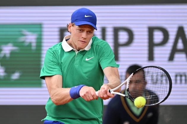 2025 Roland-Garros - Day 13 PARIS, FRANCE - JUNE 6: Jannik Sinner of Italy in action against Novak Djokovic (not seen) of Serbia during men s singles semi-final match on day 13 of the French Open tennis tournament on Court Philippe-Chatrier at the Roland-Garros Complex in Paris, France on June 6, 2025. Mustafa Yalcin Anadolu Paris France. Editorial use only. Please get in touch for any other usage.  Copyright: x2025xAnadoluxMustafaxYalcinx