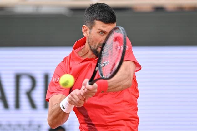2025 Roland-Garros - Day 13 PARIS, FRANCE - JUNE 6: Novak Djokovic of Serbia in action against Jannik Sinner (not seen) of Italy during men s singles semi-final match on day 13 of the French Open tennis tournament on Court Philippe-Chatrier at the Roland-Garros Complex in Paris, France on June 6, 2025. Mustafa Yalcin Anadolu Paris France. Editorial use only. Please get in touch for any other usage.  Copyright: x2025xAnadoluxMustafaxYalcinx