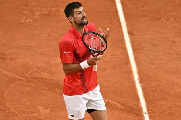 2025 Roland-Garros - Day 13 PARIS, FRANCE - JUNE 6: Novak Djokovic of Serbia in action against Jannik Sinner (not seen) of Italy during men s singles semi-final match on day 13 of the French Open tennis tournament on Court Philippe-Chatrier at the Roland-Garros Complex in Paris, France on June 6, 2025. Burak Akbulut Anadolu Paris France. Editorial use only. Please get in touch for any other usage.  Copyright: x2025xAnadoluxBurakxAkbulutx