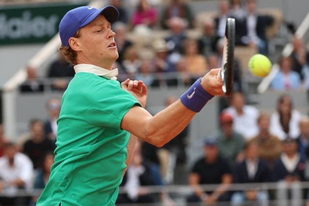 ROLAND GARROS 2025 Thierry Larret MAXPPP - PARIS (75) 06 06 2025 Thierry Larret Maxppp. Tennis. Roland Garros 2025. Internationaux de France de tennis. Stade Roland Garros, Paris (75). Le 6 juin 2025. Court Philippe Chatrier : Demi-Finale Hommes, Jannik SINNER (ITA) vs Novak DJOKOVIC (SRB). (ESP). PARIS (75) STADE ROLAND GARROS PARIS ILE DE FRANCE FRANCE  Copyright: xMAXPPPxThierryxLarretx TLR202506062299 TLR202506062299