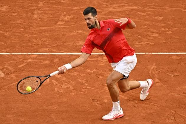 2025 Roland-Garros - Day 13 PARIS, FRANCE - JUNE 6: Novak Djokovic of Serbia in action against Jannik Sinner (not seen) of Italy during men s singles semi-final match on day 13 of the French Open tennis tournament on Court Philippe-Chatrier at the Roland-Garros Complex in Paris, France on June 6, 2025. Burak Akbulut Anadolu Paris France. Editorial use only. Please get in touch for any other usage.  Copyright: x2025xAnadoluxBurakxAkbulutx
