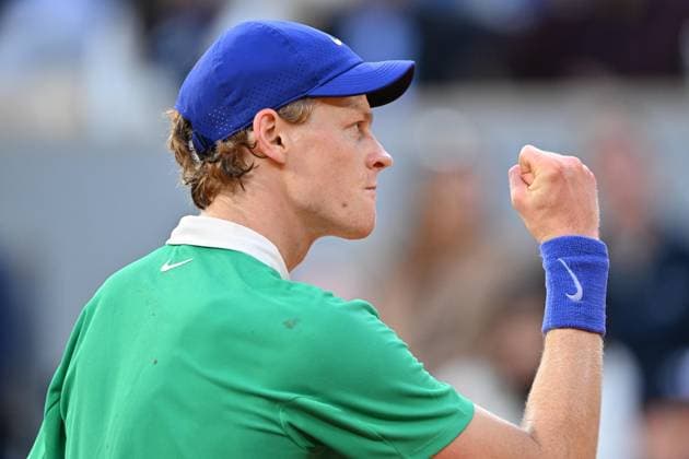 2025 Roland-Garros - Day 13 PARIS, FRANCE - JUNE 6: Jannik Sinner of Italy in action against Novak Djokovic (not seen) of Serbia during men s singles semi-final match on day 13 of the French Open tennis tournament on Court Philippe-Chatrier at the Roland-Garros Complex in Paris, France on June 6, 2025. Mustafa Yalcin Anadolu Paris France. Editorial use only. Please get in touch for any other usage.  Copyright: x2025xAnadoluxMustafaxYalcinx