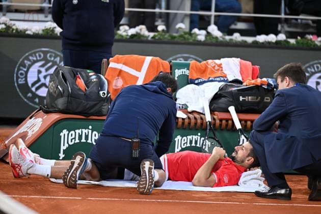 2025 Roland-Garros - Day 13 PARIS, FRANCE - JUNE 06: Serbia s Novak Djokovic receives medical treatment during his men s singles semi-final match against Italy s Jannik Sinner on day 13 of the French Open tennis tournament on Court Philippe-Chatrier at the Roland-Garros Complex in Paris on June 6, 2025. Mustafa Yalcin Anadolu Paris France. Editorial use only. Please get in touch for any other usage.  Copyright: x2025xAnadoluxMustafaxYalcinx