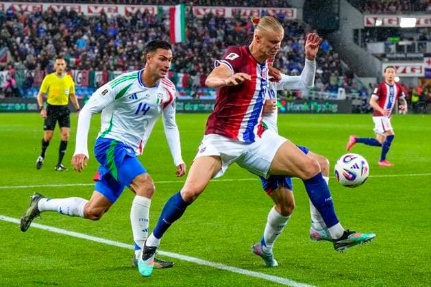 World Cup qualifier, mens football Norway Italy Oslo 20250606 Norways Erling Braut Haalan, and Italys Diego Coppola left and NicolÃ² Barella right during the mens football World Cup qualifier between Norway and Italy at Ullevaal Stadium in Oslo Photo Cornelius Poppe NTB Oslo Norway EDITORIAL USE ONLY RESTRICTED USE FOR BETTING COMPANIES  Copyright: xCorneliusxPoppex xNTBx