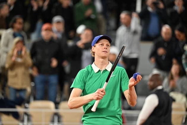 2025 Roland-Garros - Day 13 PARIS, FRANCE - JUNE 06: Italy s Jannik Sinner celebrates after winning his men s singles semi-final match against Serbia s Novak Djokovic on day 13 of the French Open tennis tournament on Court Philippe-Chatrier at the Roland-Garros Complex in Paris on June 6, 2025. Mustafa Yalcin Anadolu Paris France. Editorial use only. Please get in touch for any other usage.  Copyright: x2025xAnadoluxMustafaxYalcinx