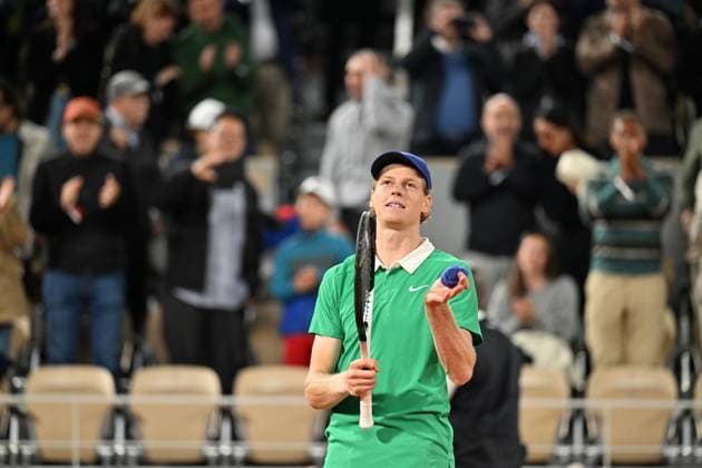 2025 Roland-Garros - Day 13 PARIS, FRANCE - JUNE 06: Italy s Jannik Sinner celebrates after winning his men s singles semi-final match against Serbia s Novak Djokovic on day 13 of the French Open tennis tournament on Court Philippe-Chatrier at the Roland-Garros Complex in Paris on June 6, 2025. Mustafa Yalcin Anadolu Paris France. Editorial use only. Please get in touch for any other usage.  Copyright: x2025xAnadoluxMustafaxYalcinx