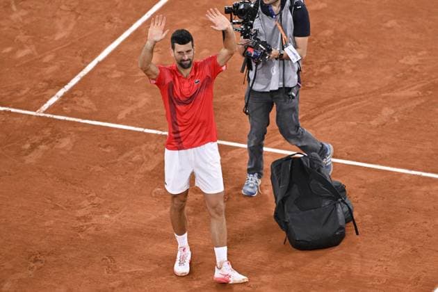 2025 Roland-Garros - Day 13 PARIS, FRANCE - JUNE 6: Novak Djokovic of Serbia acknowledges the crowd after losing his men s singles semi-final match against Italy s Jannik Sinner on day 13 of the French Open tennis tournament at the Roland-Garros Complex in Paris, France on June 6, 2025. Burak Akbulut Anadolu Paris France. Editorial use only. Please get in touch for any other usage.  Copyright: x2025xAnadoluxBurakxAkbulutx