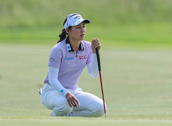 June 06, 2025: Jeeno Thitikul sets up her putt during the ShopRite LPGA, Golf Damen Classic Presented by Acer in Galloway, NJ. CSM Galloway United States of America - ZUMAc04_ 20250606_zma_c04_118 Copyright: xMikexLangishx