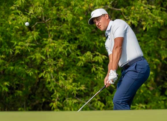 June 6, 2025, Caledon, On, CANADA: Cameron Champ of the USA chips onto the 1st green of the second round of the Canadian Open golf in Caledon, Ont., Friday, June 6, 2025. Golf 2025: Canadian Open: Second Round  - ZUMAc35_ 20250606_zaf_c35_017 Copyright: xFrankxGunnx