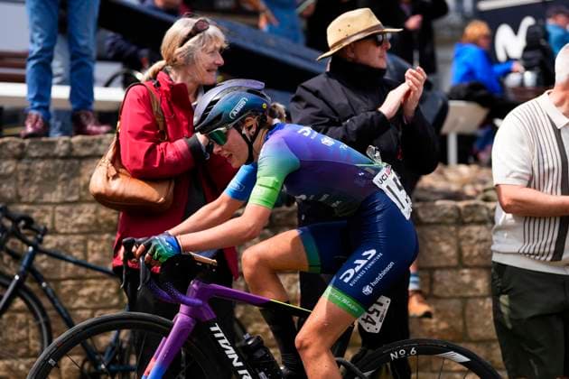 2025 Lloyds Tour of Britain Women Picture by Olly Hassell SWpix.com - 06 06 2025 - Cycling - UCI Women s World Tour - 2025 Lloyds Tour of Britain Women - Stage 2: Hartlepool to Saltburn-by-the-Sea - Morven Yeoman (DAS - Hutchinson) climbs Saltburn Bank for the final time Copyright: x xSWpix.comx(t axPhotographyxHubxLtd)xOllyxHassell SWpix.comx SWP-2945-0256
