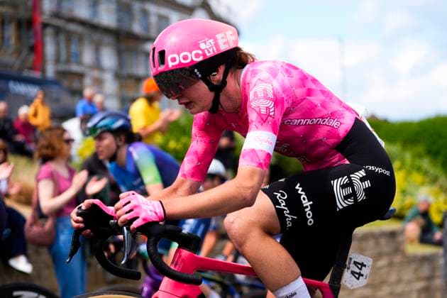 2025 Lloyds Tour of Britain Women Picture by Olly Hassell SWpix.com - 06 06 2025 - Cycling - UCI Women s World Tour - 2025 Lloyds Tour of Britain Women - Stage 2: Hartlepool to Saltburn-by-the-Sea - Nina Berton (EF Education-Oatly) climbs Saltburn Bank for the final time Copyright: x xSWpix.comx(t axPhotographyxHubxLtd)xOllyxHassell SWpix.comx SWP-2945-0264