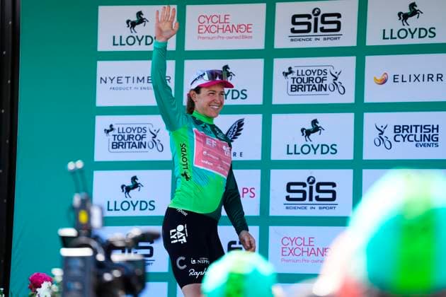 2025 Lloyds Tour of Britain Women Picture by Olly Hassell SWpix.com - 06 06 2025 - Cycling - UCI Women s World Tour - 2025 Lloyds Tour of Britain Women - Stage 2: Hartlepool to Saltburn-by-the-Sea - Kristen Faulkner (EF Education-Oatly) receives the General Classification jersey Copyright: x xSWpix.comx(t axPhotographyxHubxLtd)xOllyxHassell SWpix.comx SWP-2945-0282