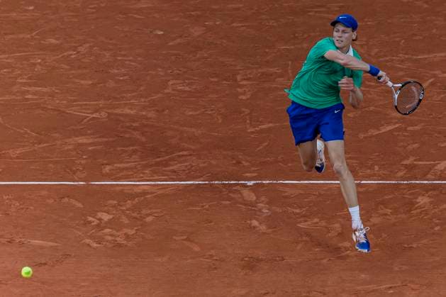 2025 French Open - Day Thirteen Jannik Sinner returns the ball against Novak Djokovic at the Roland Garros Grand Slam Tournament in Paris, France, on June 6, 2025. Paris France  Copyright: xRobertxSzaniszlox originalFilename:szaniszlo-notitle250606_npqSZ.jpg