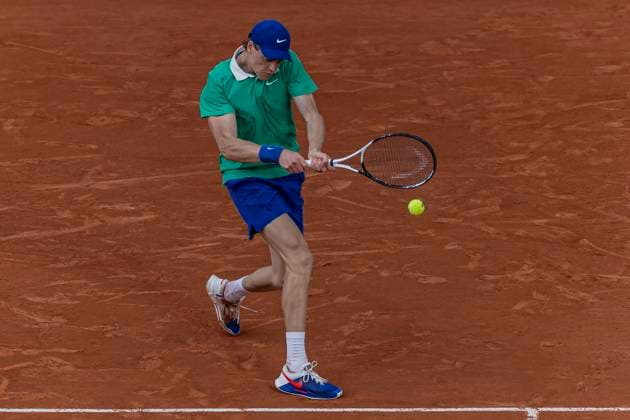 2025 French Open - Day Thirteen Jannik Sinner returns the ball against Novak Djokovic at the Roland Garros Grand Slam Tournament in Paris, France, on June 6, 2025. Paris France  Copyright: xRobertxSzaniszlox originalFilename:szaniszlo-notitle250606_npw5R.jpg