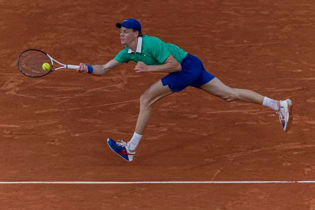 2025 French Open - Day Thirteen Jannik Sinner returns the ball against Novak Djokovic at the Roland Garros Grand Slam Tournament in Paris, France, on June 6, 2025. Paris France  Copyright: xRobertxSzaniszlox originalFilename:szaniszlo-notitle250606_npXcc.jpg