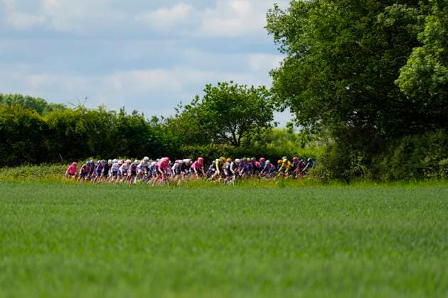 2025 Lloyds Tour of Britain Women Picture by Olly Hassell SWpix.com - 06 06 2025 - Cycling - UCI Women s World Tour - 2025 Lloyds Tour of Britain Women - Stage 2: Hartlepool to Saltburn-by-the-Sea - The Peloton rolls through the British Countryside Copyright: x xSWpix.comx(t axPhotographyxHubxLtd)xOllyxHassell SWpix.comx SWP-2945-0187