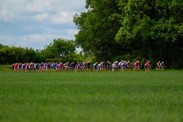 2025 Lloyds Tour of Britain Women Picture by Olly Hassell SWpix.com - 06 06 2025 - Cycling - UCI Women s World Tour - 2025 Lloyds Tour of Britain Women - Stage 2: Hartlepool to Saltburn-by-the-Sea - The Peloton rolls through the British Countryside Copyright: x xSWpix.comx(t axPhotographyxHubxLtd)xOllyxHassell SWpix.comx SWP-2945-0188