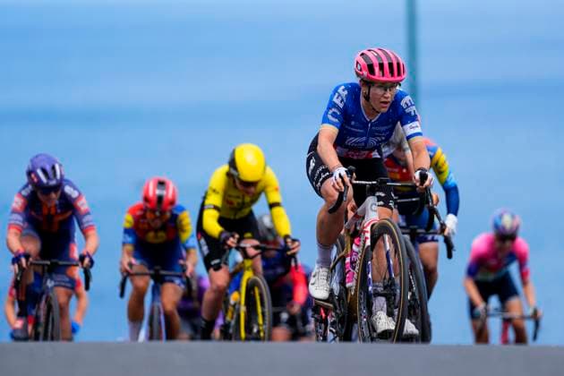 2025 Lloyds Tour of Britain Women Picture by Olly Hassell SWpix.com - 06 06 2025 - Cycling - UCI Women s World Tour - 2025 Lloyds Tour of Britain Women - Stage 2: Hartlepool to Saltburn-by-the-Sea - Kristen Faulkner (EF Education-Oatly) leads the bunch up Saltburn Bank Copyright: x xSWpix.comx(t axPhotographyxHubxLtd)xOllyxHassell SWpix.comx SWP-2945-0202