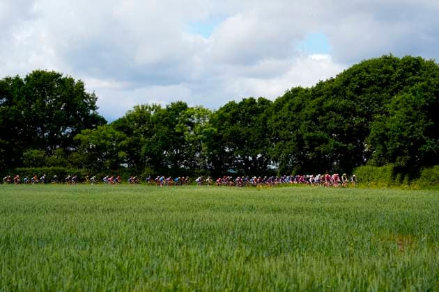 2025 Lloyds Tour of Britain Women Picture by Olly Hassell SWpix.com - 06 06 2025 - Cycling - UCI Women s World Tour - 2025 Lloyds Tour of Britain Women - Stage 2: Hartlepool to Saltburn-by-the-Sea - The Peloton rolls through the British Countryside Copyright: x xSWpix.comx(t axPhotographyxHubxLtd)xOllyxHassell SWpix.comx SWP-2945-0233