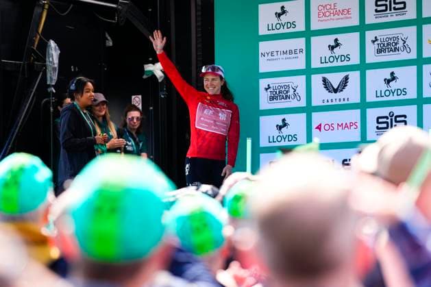 2025 Lloyds Tour of Britain Women Picture by Olly Hassell SWpix.com - 06 06 2025 - Cycling - UCI Women s World Tour - 2025 Lloyds Tour of Britain Women - Stage 2: Hartlepool to Saltburn-by-the-Sea - Kristen Faulkner (EF Education-Oatly) receives the Points jersey Copyright: x xSWpix.comx(t axPhotographyxHubxLtd)xOllyxHassell SWpix.comx SWP-2945-0274