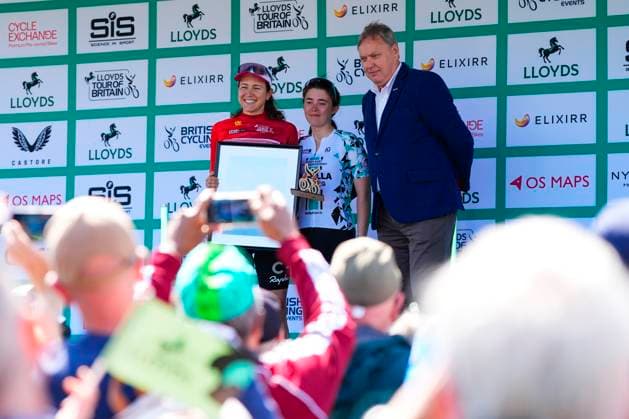 2025 Lloyds Tour of Britain Women Picture by Olly Hassell SWpix.com - 06 06 2025 - Cycling - UCI Women s World Tour - 2025 Lloyds Tour of Britain Women - Stage 2: Hartlepool to Saltburn-by-the-Sea - Kristen Faulkner (EF Education-Oatly) receives the Points jersey Copyright: x xSWpix.comx(t axPhotographyxHubxLtd)xOllyxHassell SWpix.comx SWP-2945-0276