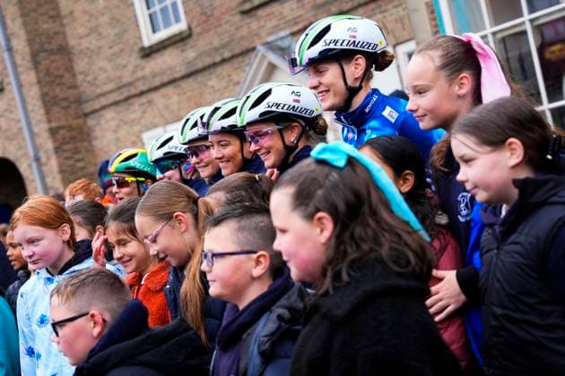2025 Lloyds Tour of Britain Women Picture by Olly Hassell SWpix.com - 06 06 2025 - Cycling - UCI Women s World Tour - 2025 Lloyds Tour of Britain Women - Stage 2: Hartlepool to Saltburn-by-the-Sea - AG Insurance - Soudal Team with local school children before the start in Hartlepool Copyright: x xSWpix.comx(t axPhotographyxHubxLtd)xOllyxHassell SWpix.comx SWP-2945-0176