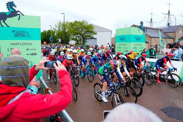 2025 Lloyds Tour of Britain Women Picture by Olly Hassell SWpix.com - 06 06 2025 - Cycling - UCI Women s World Tour - 2025 Lloyds Tour of Britain Women - Stage 2: Hartlepool to Saltburn-by-the-Sea - The riders roll out at the start in Hartlepool Copyright: x xSWpix.comx(t axPhotographyxHubxLtd)xOllyxHassell SWpix.comx SWP-2945-0178