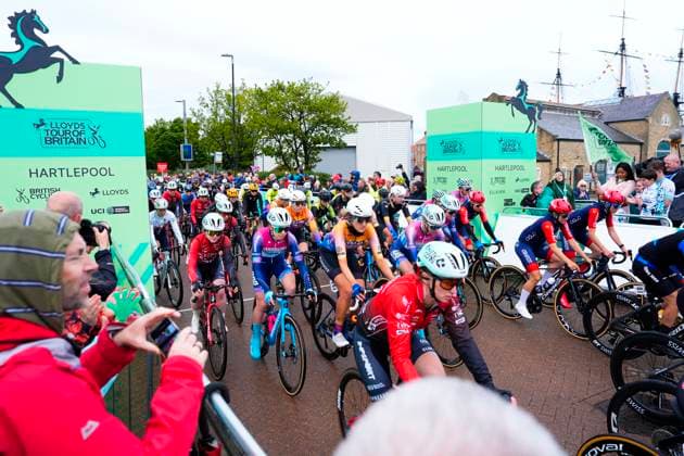 2025 Lloyds Tour of Britain Women Picture by Olly Hassell SWpix.com - 06 06 2025 - Cycling - UCI Women s World Tour - 2025 Lloyds Tour of Britain Women - Stage 2: Hartlepool to Saltburn-by-the-Sea - The riders roll out at the start in Hartlepool Copyright: x xSWpix.comx(t axPhotographyxHubxLtd)xOllyxHassell SWpix.comx SWP-2945-0179