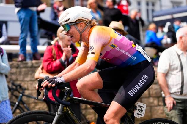 2025 Lloyds Tour of Britain Women Picture by Olly Hassell SWpix.com - 06 06 2025 - Cycling - UCI Women s World Tour - 2025 Lloyds Tour of Britain Women - Stage 2: Hartlepool to Saltburn-by-the-Sea - Katie Scott (CJ O Shea Racing) climbs Saltburn Bank for the final time Copyright: x xSWpix.comx(t axPhotographyxHubxLtd)xOllyxHassell SWpix.comx SWP-2945-0253