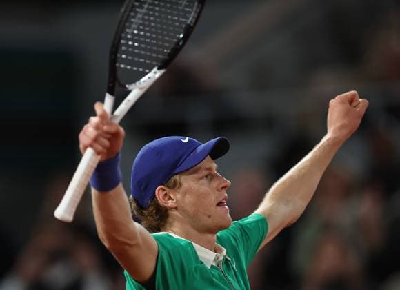Sport Bilder des Tages (250607) -- PARIS, June 7, 2025 -- Jannik Sinner celebrates after winning the men s singles semifinal match between Jannik Sinner of Italy and Novak Djokovic of Serbia at the French Open tennis tournament at Roland Garros, Paris, France, June 6, 2025. ) (SP)FRANCE-PARIS-TENNIS-FRENCH OPEN-MEN S SINGLES-SEMIFINALS LixJing 