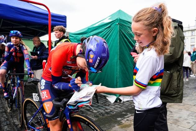 2025 Lloyds Tour of Britain Women Picture by Olly Hassell SWpix.com - 07 06 2025 - Cycling - UCI Women s World Tour - 2025 Lloyds Tour of Britain Women - Stage 3: The Scottish Borders Stage, Kelso - Team Presentation - Team Picnic PostNL - Mara Roldan signs autograph for young fan Copyright: x xSWpix.comx(t axPhotographyxHubxLtd)xOllyxHassell SWpix.comx SWP-2945-0288