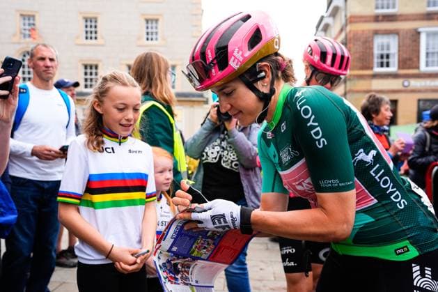 2025 Lloyds Tour of Britain Women Picture by Olly Hassell SWpix.com - 07 06 2025 - Cycling - UCI Women s World Tour - 2025 Lloyds Tour of Britain Women - Stage 3: The Scottish Borders Stage, Kelso - Kristen Faulkner (EF Education-Oatly) signs autograph for young fan Copyright: x xSWpix.comx(t axPhotographyxHubxLtd)xOllyxHassell SWpix.comx SWP-2945-0290