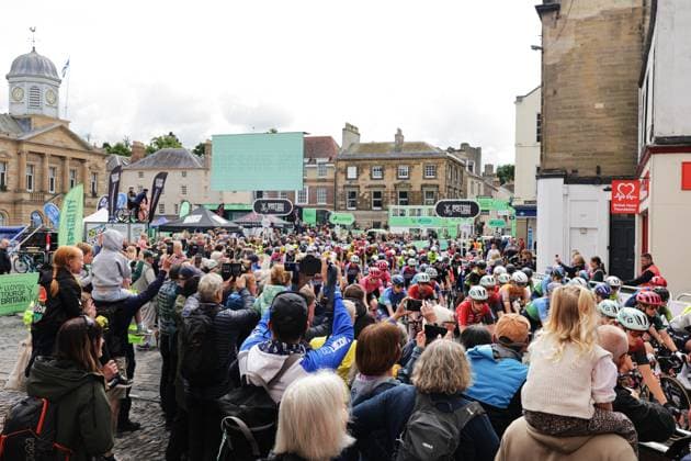 2025 Lloyds Tour of Britain Women Picture by Alex Whitehead SWpix.com - 07 06 2025 - Cycling - UCI Women s World Tour - 2025 Lloyds Tour of Britain Women - Stage 3: The Scottish Borders Stage, Kelso - The Peloton rolling out from Kelso Copyright: x xSWpix.comx(t axPhotographyxHubxLtd)xAlexxWhitehead SWpix.comx SWP-2945-0325