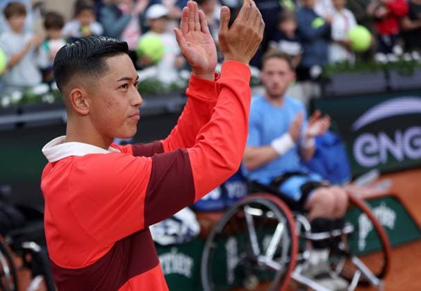 Tokito Oda of Japan thanks the crowd French Open Tennis, Day Fourteen, Tennis, Roland Garros, Paris, France - 07 Jun 2025 EDITORIAL USE ONLY No use with unauthorised audio, video, data, fixture lists, club league logos or live services. Online in-match use limited to 120 images, no video emulation. No use in betting, games or single club league player publications. Copyright: xEllaxLing Shutterstockx 15346222i