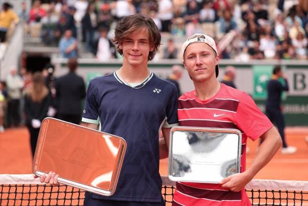 R L Finalist Max Schoenhaus and winner Niels McDonald GER with the trophy, Boys Singles, Award Ceremony, Presentation Tennis French Open 2025 Roland Garros Paris France 7 June 2025 Copyright: xJuergenxHasenkopfx