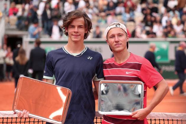 Sport Themen der Woche KW23 R-L Finalist Max Schoenhaus und Sieger Niels McDonald (GER) mit dem Pokal, Jungen Einzel, Boys Singles, Siegerehrung, Presentation Tennis - French Open 2025 - Roland Garros - Paris - - France - 7 June 2025. *** R L Finalist Max Schoenhaus and winner Niels McDonald GER with the trophy, Boys Singles, Award Ceremony, Presentation Tennis French Open 2025 Roland Garros Paris France 7 June 2025 Copyright: xJuergenxHasenkopfx