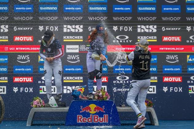 MOUNTAINBIKE - UCI MTB World Series LEOGANG,AUSTRIA,07.JUN.25 - CYCLING, MOUNTAIN BIKE - UCI Mountainbike World Cup, downhill. Image shows Anna Newkirk (USA), Gracey Hemstreet (CAN) and Valentina Hoell (AUT).  GEPAxpictures xWolfgangxKofler