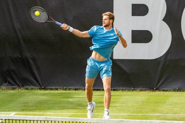 Yannick Hanfmann hits the ball with his forehand at eye level, Max Wiskandt vs Yannick Hanfmann, Tennis, ATP Tournament, Boss Open, Court No 1, Qualification, 07 06 2025, Max Wiskandt vs Yannick Hanfmann, Tennis, ATP Tournament, Boss Open, Court No 1, Qualification, 07 06 2025, Stuttgart Copyright: xEibner-Pressefoto EdwardxCheungx EP_ECG