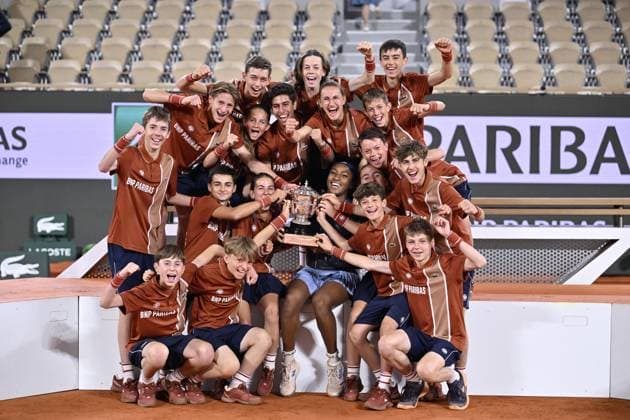 Coco Gauff beats Sabalenka to win French Open title PARIS, FRANCE - JUNE 7: Coco Gauff of the United States celebrates with ball kids while holding her trophy after winning the Women s Singles Final on Day Fourteen of the 2025 French Open tennis tournament at Roland Garros in Paris, France, on June 7, 2025. Burak Akbulut Anadolu Paris France. Editorial use only. Please get in touch for any other usage.  Copyright: x2025xAnadoluxBurakxAkbulutx